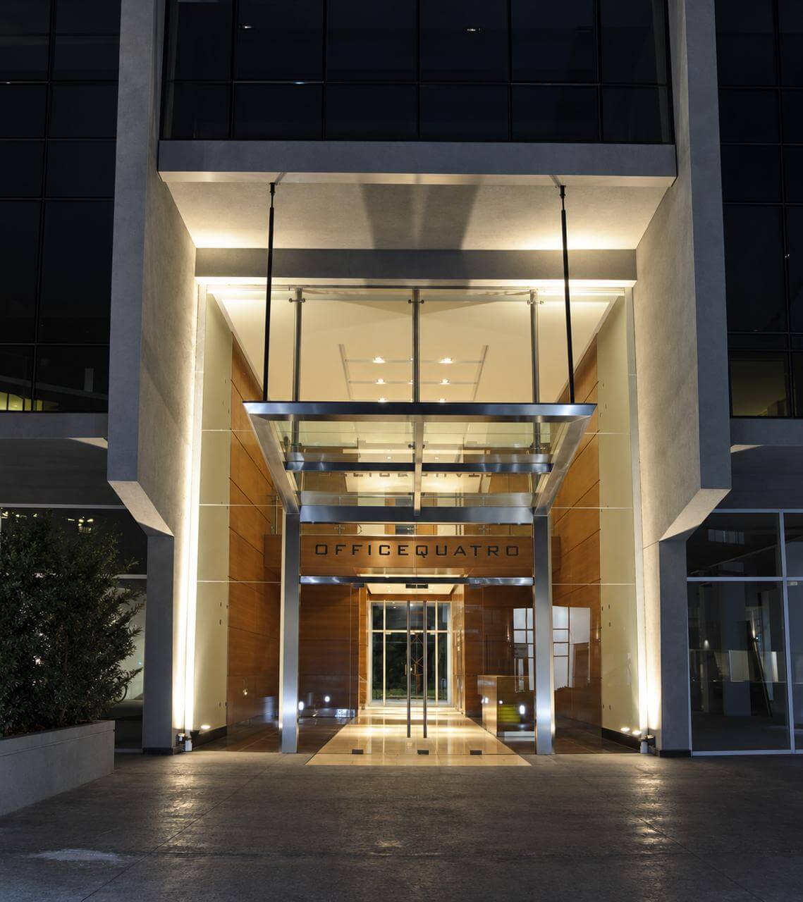 Office Quatro: iluminación del acceso corporativo